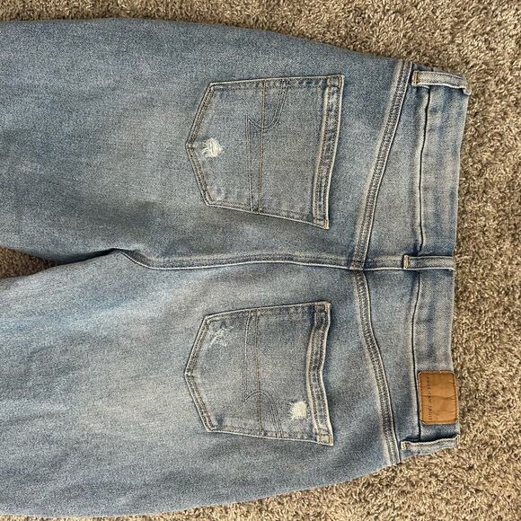 American Eagle Women's Size 8 Short Curvy Mom Jean Distressed holes - Picture 4 of 10